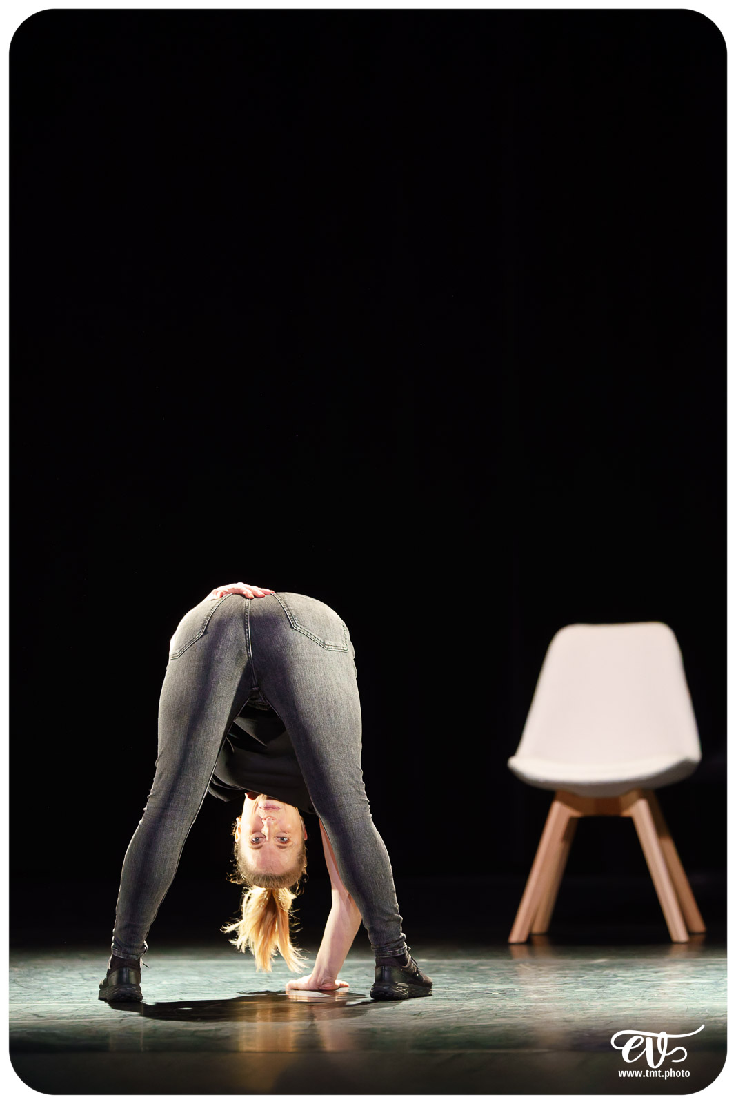 LES CHATOUILLES OU LA DANSE DE LA COLÈRE (ANDRÉA BESCOND)